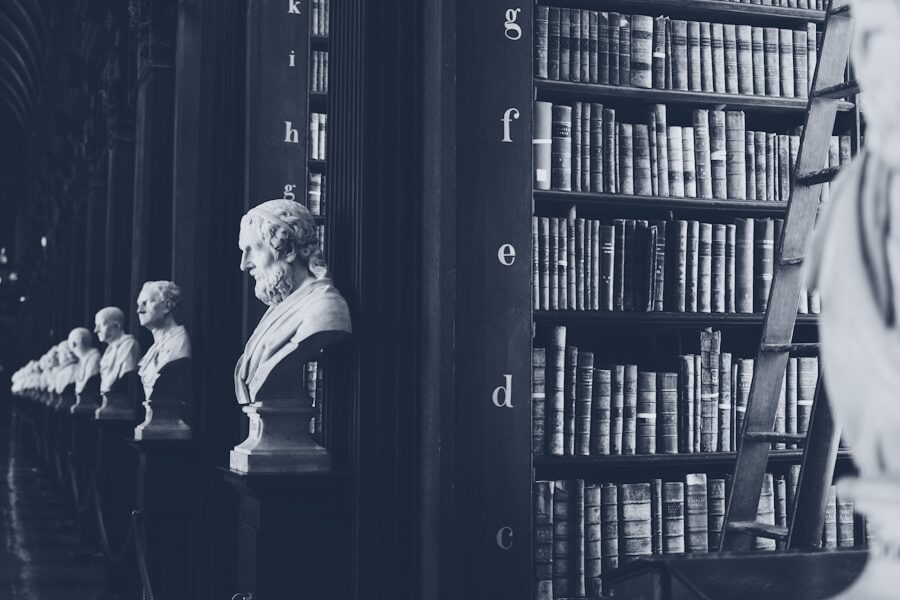 Biblioteca giuridica con volumi antichi