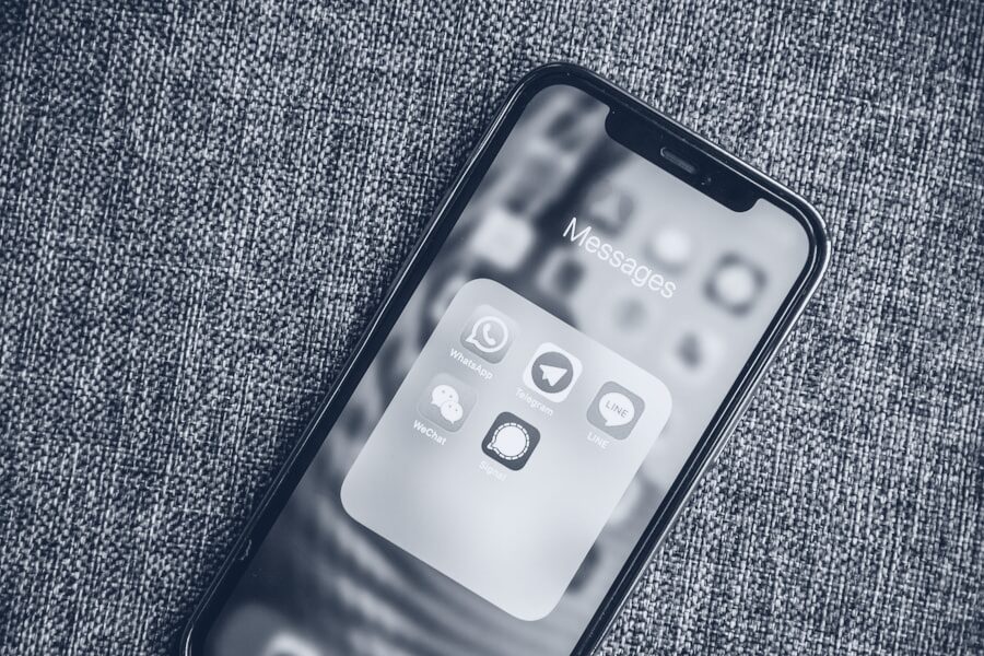 Smartphone in mano durante l'invio di materiale
