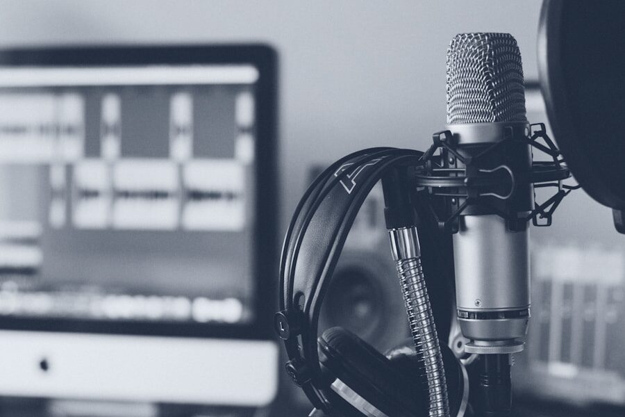 Postazione di analisi audio con microfono e software di editing
